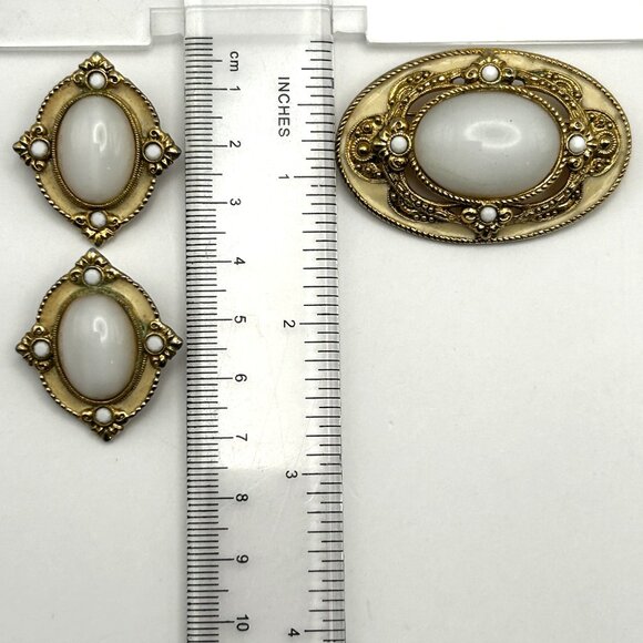 Vintage 1928 Brooch Clip On Earrings Set Faux Moonstone & Pearl Gold Tone - Picture 3 of 12